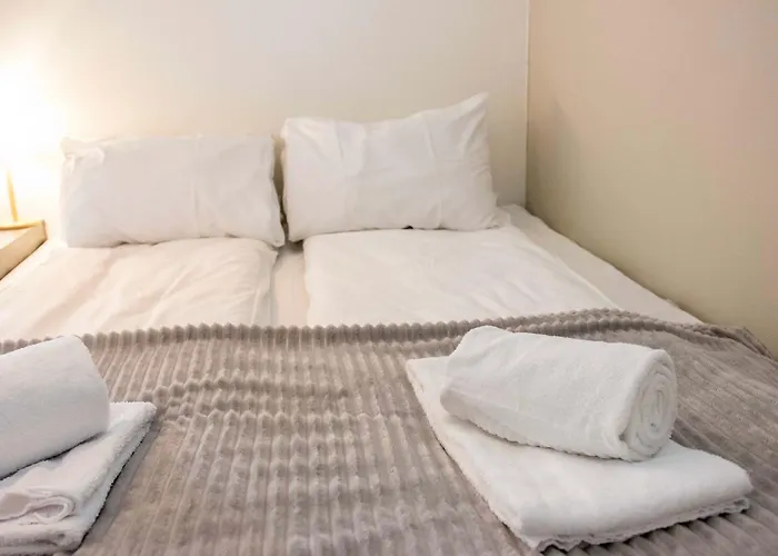 Cozy Near Center *